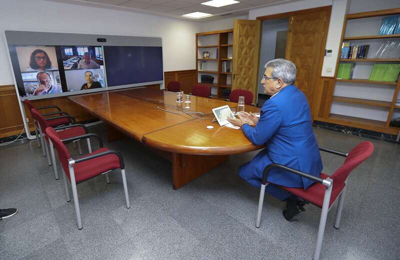 Román Rodríguez, consejero de Hacienda, durante la reunión con representantes de la Fecam (Foto TA)